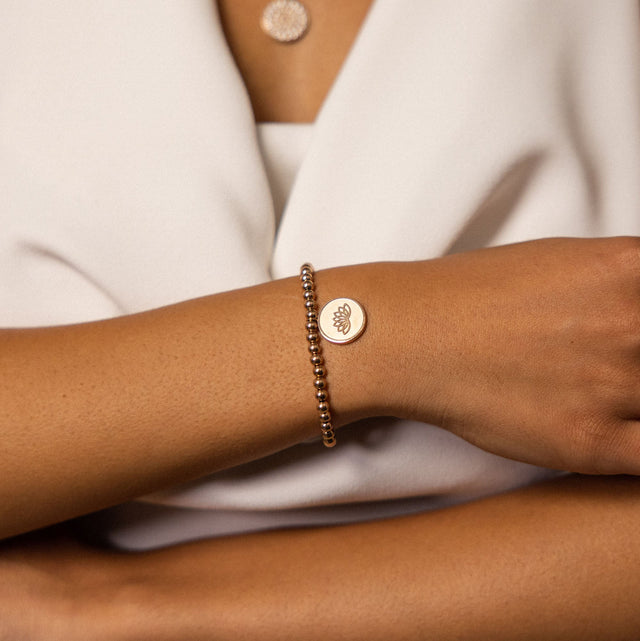 Roségoldenes Armband mit Lotus-Anhänger, elegant am Handgelenk getragen – PURELEI.