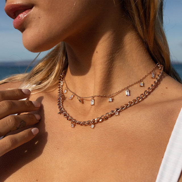 Powder Kette von PURELEI, 18K Roségold, zarte Kette mit quadratischen Kristallen, elegante Aloha-Ästhetik am Hals.