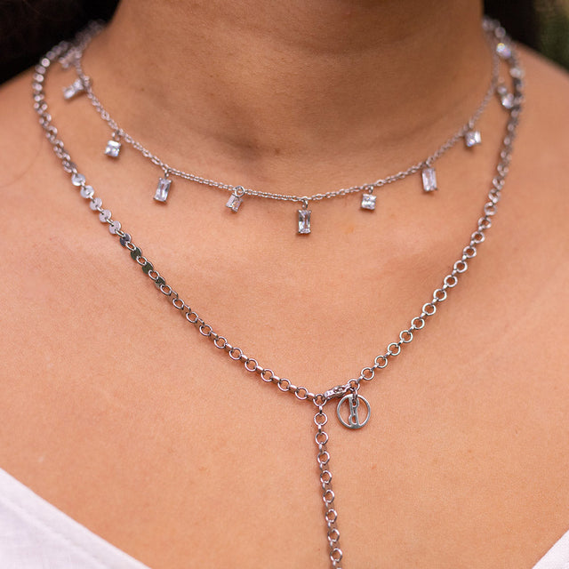 Silberne Powder Kette mit Zirkonia-Steinen, elegant geschichtet am Hals, PURELEI, feminine Island-Ästhetik.