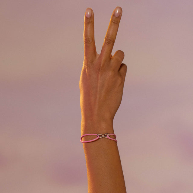 Roségoldenes Armband mit Infinity-Design, getragen in warmem Licht – PURELEI.