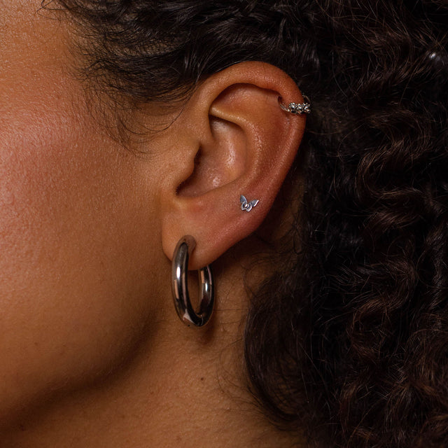 Dunkelgraue Creolen und filigraner Schmetterling, PURELEI inspiriert von Eleganz und Feminität.