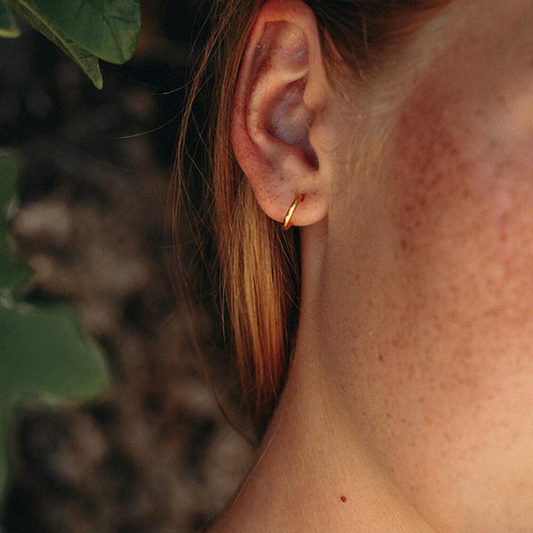 PURELEI Eye Creolen aus 18K vergoldetem Edelstahl, minimalistisch und elegant am Ohr getragen.