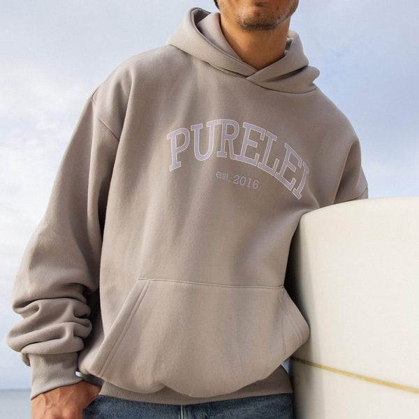 Beige PURELEI Kapuzenpullover mit Logo, lässig und modern, ideal für entspannte Tage.