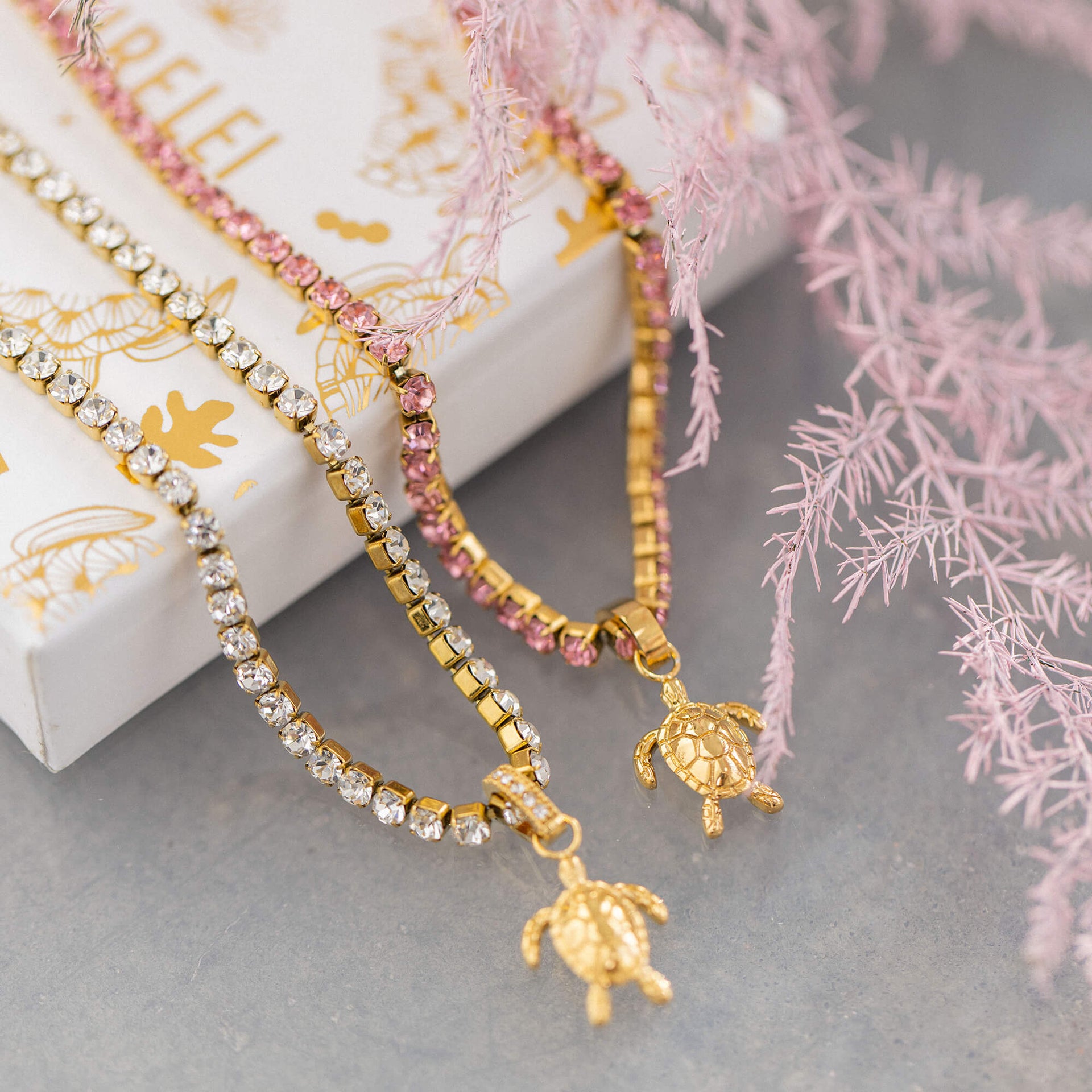 Goldene Ketten mit Schildkröten-Anhänger und funkelnden Details von PURELEI.