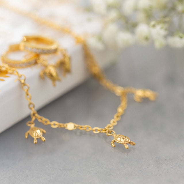 Goldene Kette mit Schildkröten-Anhängern, elegant und verspielt, von PURELEI.