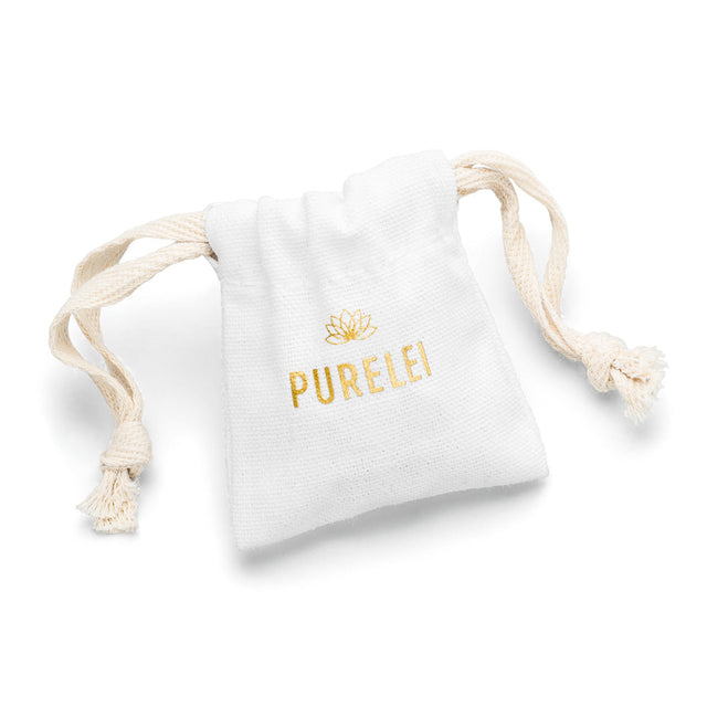 Weißer Leinenbeutel mit goldfarbenem PURELEI-Logo, elegant und minimalistisch für Schmuckaufbewahrung.