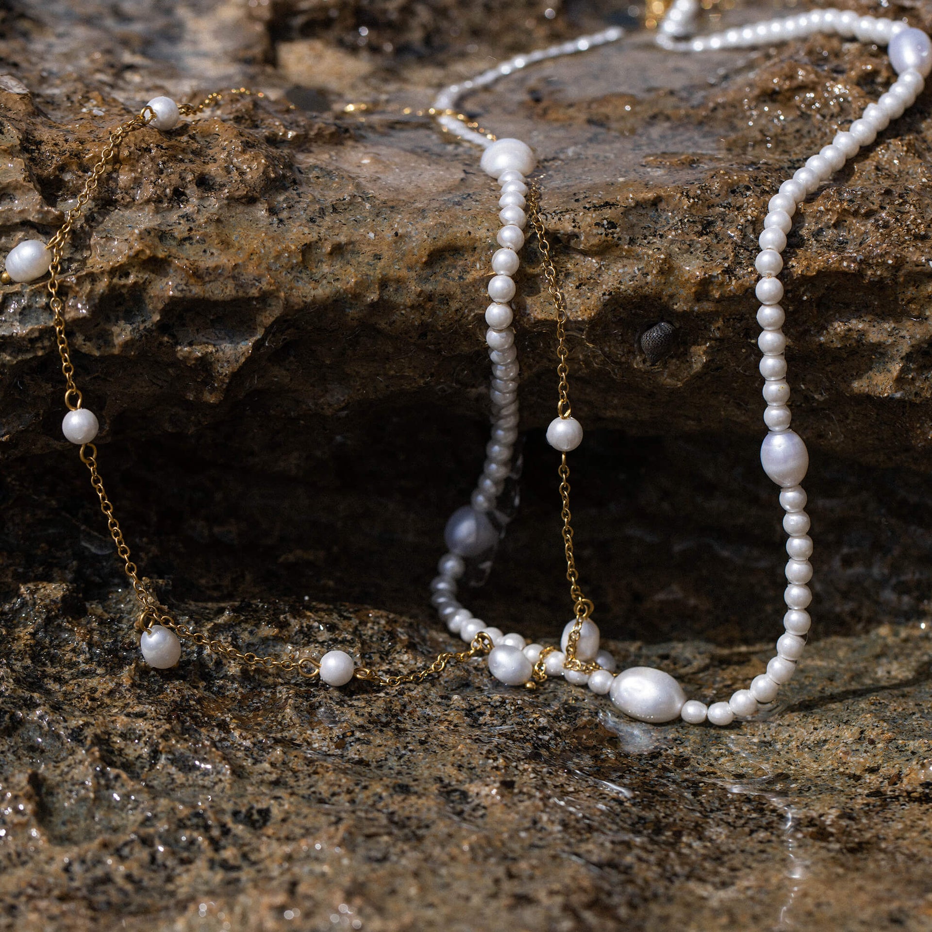 Pearl Drop Perlenkette von PURELEI, zarte Süßwasserperlen im Choker-Stil, naturverbunden und elegant inszeniert.