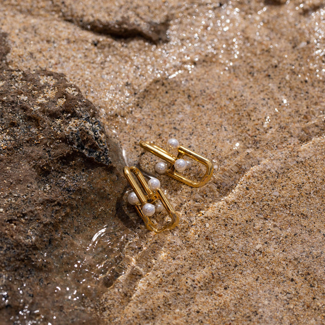 PURELEI Glace Ohrringe aus goldvergoldetem Edelstahl mit Muschelperlen in natürlicher Strandkulisse