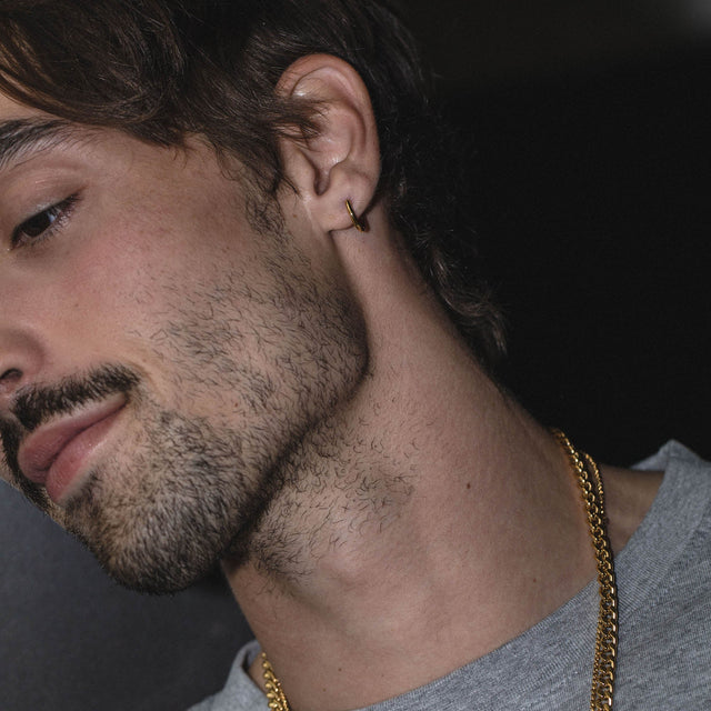 Kleine PURELEI Spirit Ohrringe aus 18K vergoldetem Edelstahl, elegant am Ohr getragen, clean & femininer Island-Spirit.