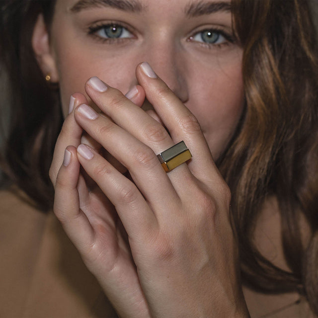 PURELEI Square Ring aus vergoldetem Edelstahl mit 808-Logo, klar und modern am Handrücken präsentiert.