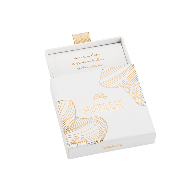 Kii Elua Ohrringe in 18K Gold mit feiner Oberflächenstruktur, minimalistisches Design, hochwertige PURELEI Verpackung.