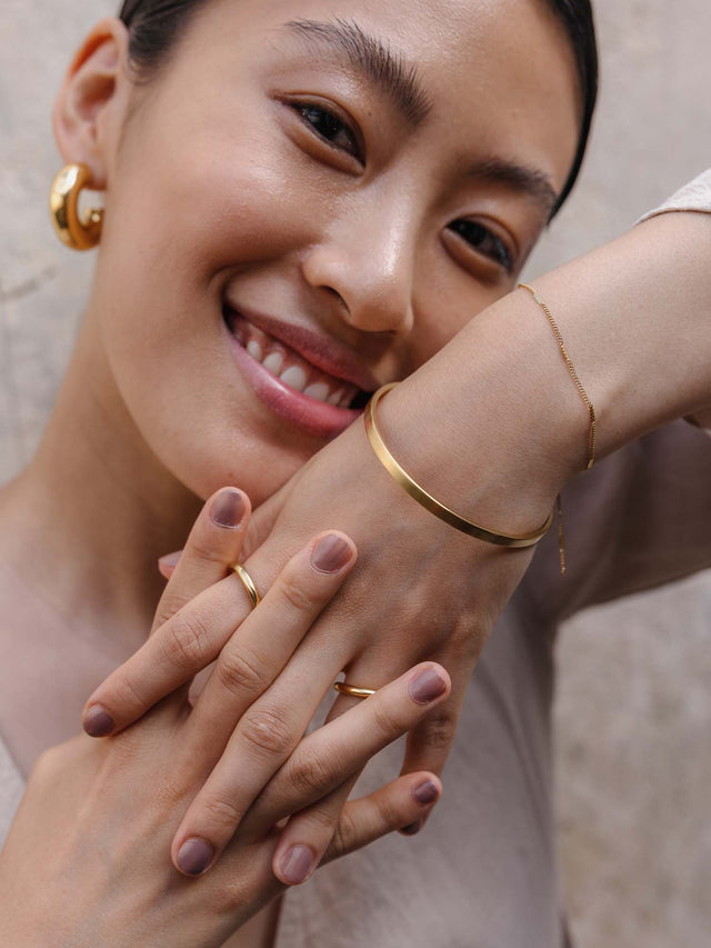 Roségoldene Ringe und Armbänder von PURELEI, elegant und feminin, getragen an zarten Händen.