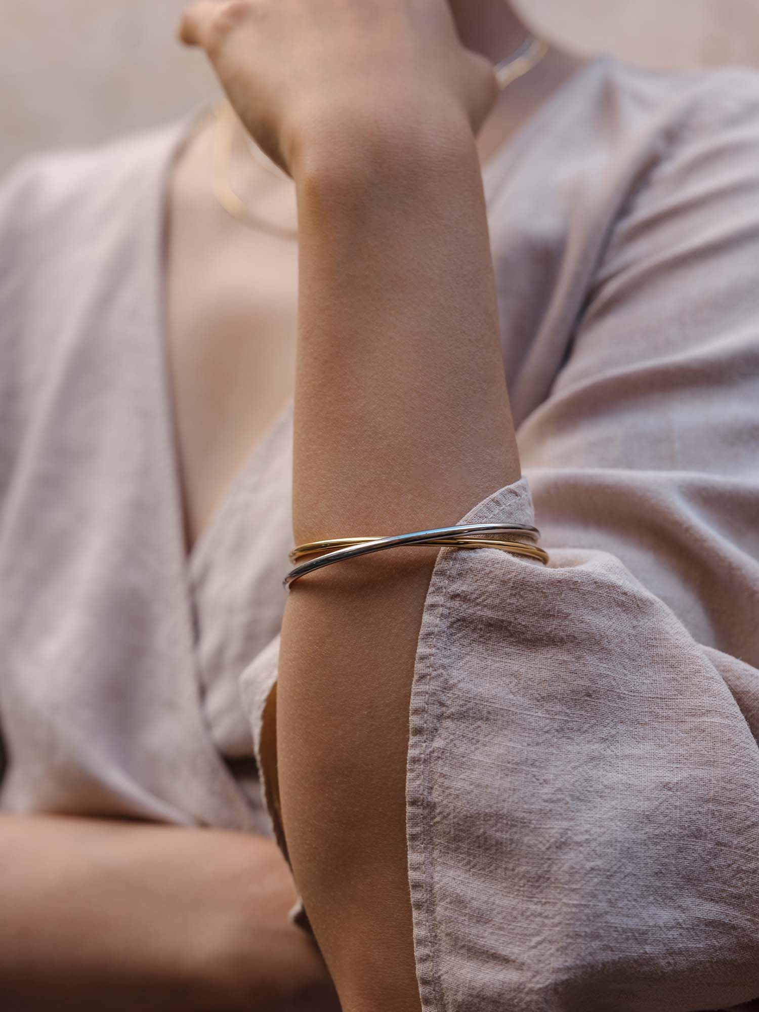 Elegantes, silbernes Armband von PURELEI, getragen auf einem zarten Handgelenk.