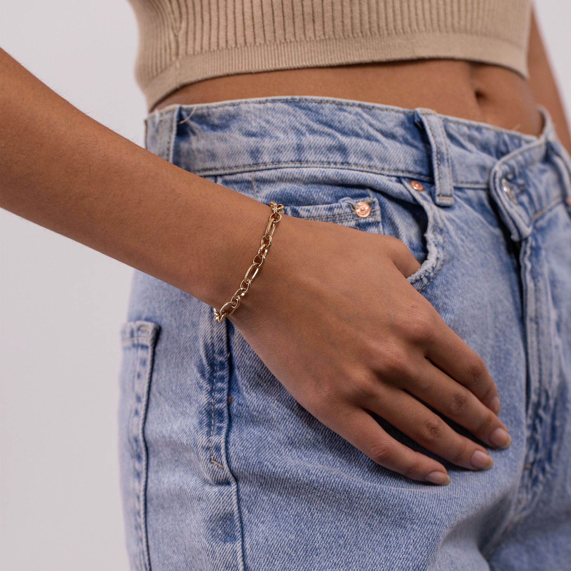 Fashion Show Armband von PURELEI, vergoldet, grobe Glieder, elegant am Handgelenk getragen, zeitlos und feminin.