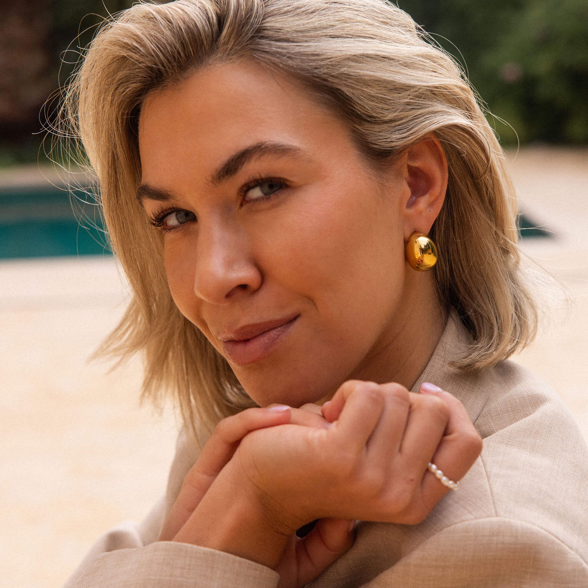 Roségoldene Ohrringe und zartes Armband von PURELEI, elegant und feminin.