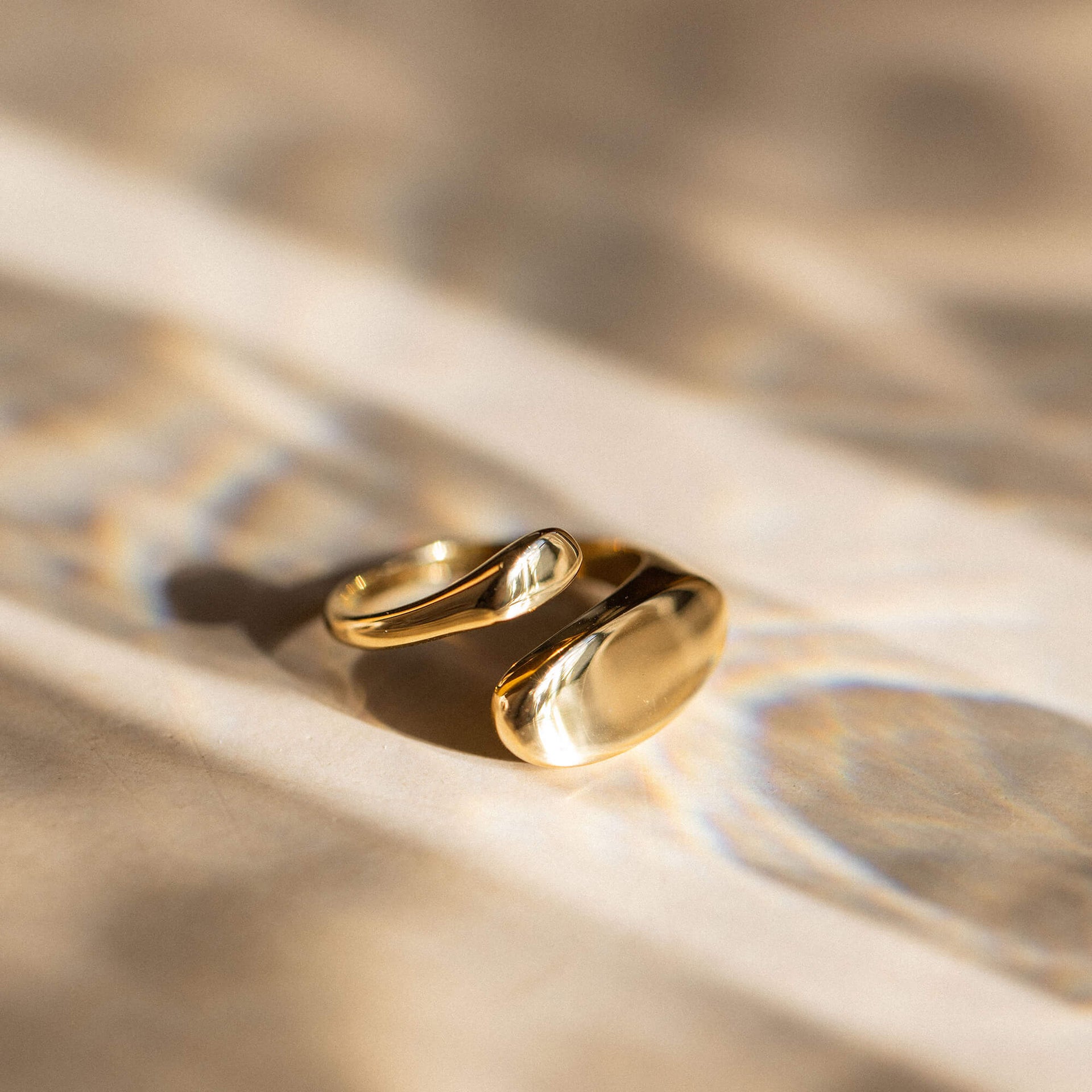 Silberner Ring mit organischem Design auf sanftem Hintergrund, PURELEI inspiriert.