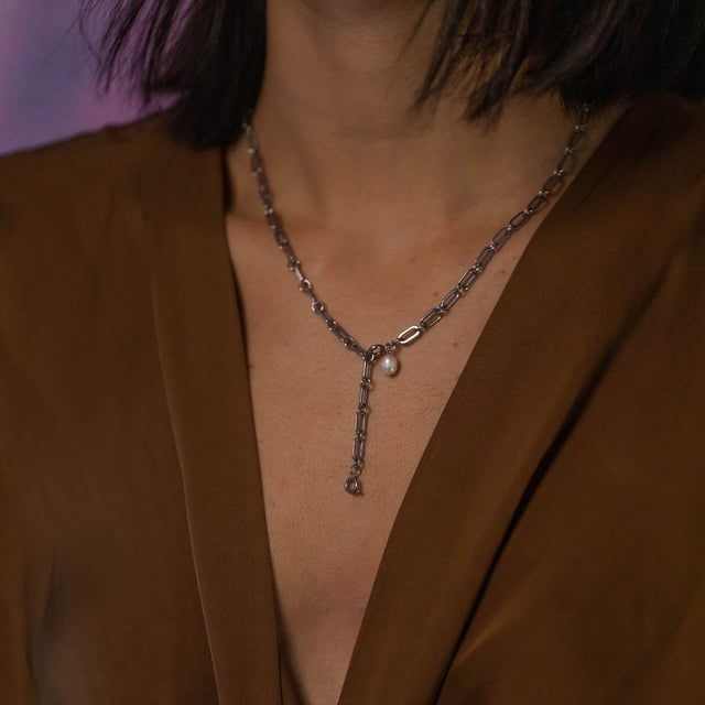 Elegante Kette aus roségoldfarbenem Metall mit minimalistischen Gliedern von PURELEI.