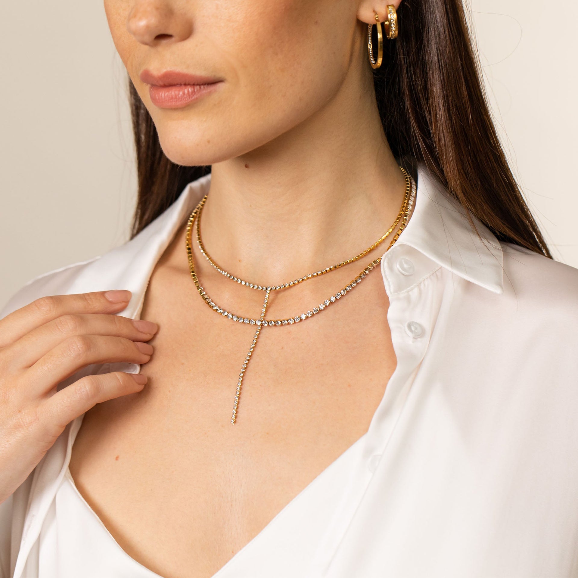 Roségoldene Kette mit funkelnden Details, getragen über einem weißen Hemd – PURELEI Eleganz.