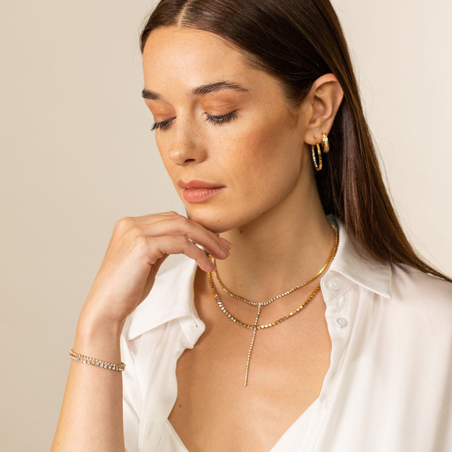 Roségoldene Kette und Armband von PURELEI, elegant und feminin, getragen mit einem weißen Hemd.