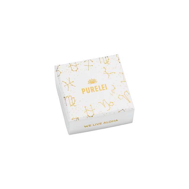 Weiße Schmuckbox mit goldenem PURELEI-Logo und Zodiac-Symbolen, elegant und natürlich inspirierend.