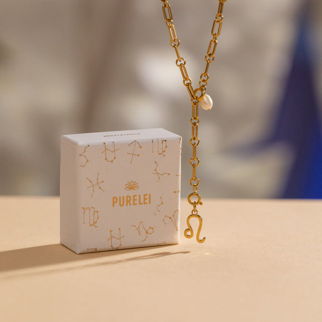 PURELEI Jungfrau Zodiac Charm aus 18K vergoldetem Edelstahl mit zartem Design, elegant und feminin.