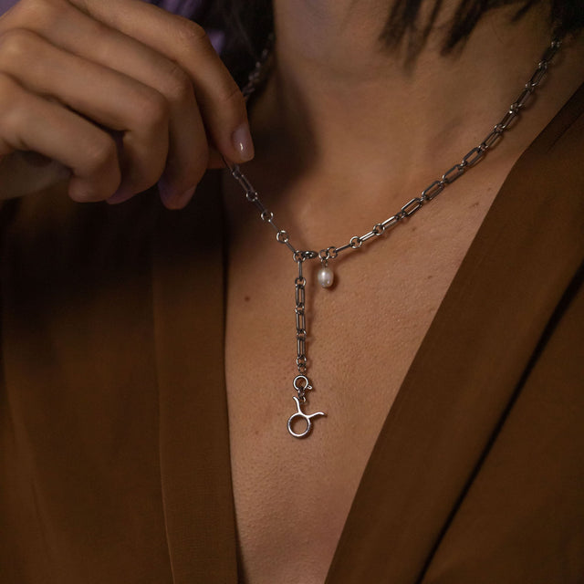 PURELEI Stier Zodiac Charm aus silbernem Edelstahl an feiner Kette, elegant und zeitlos getragen.