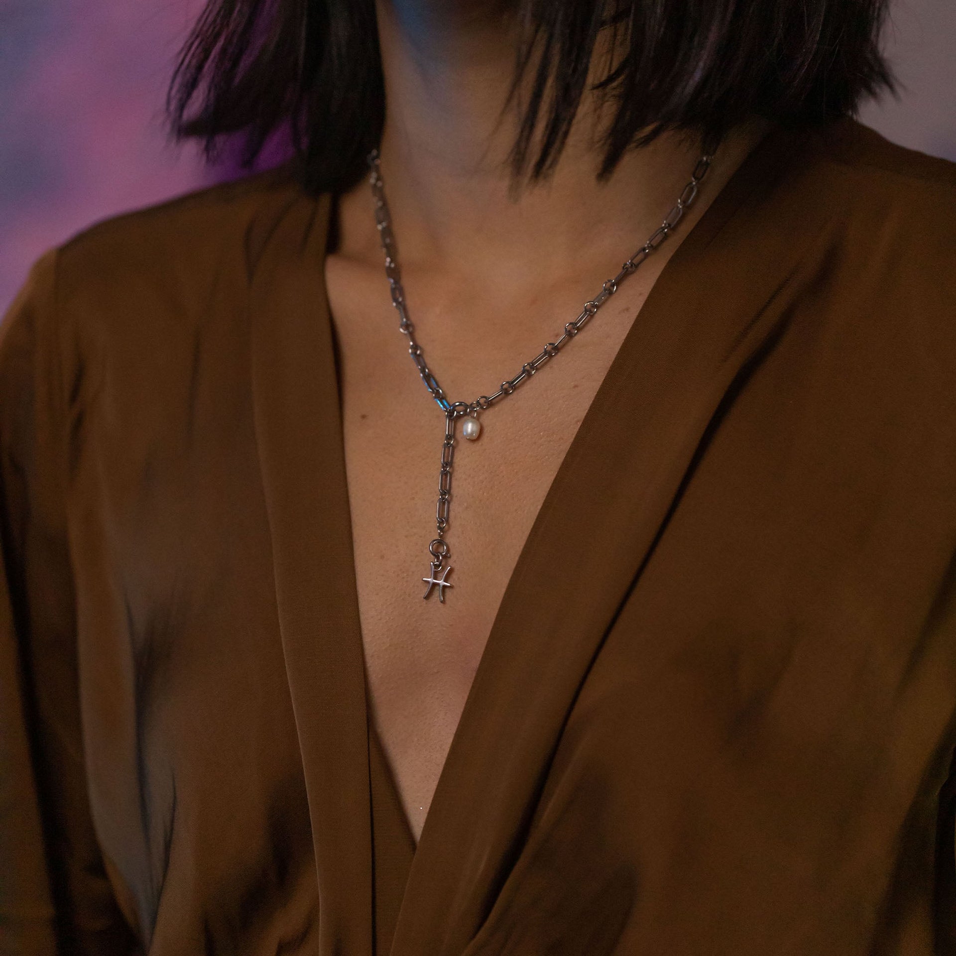 Fische Zodiac Charm aus nickelfreiem Silber, filigran an Kette mit Perle getragen, PURELEI-typisch elegant und schlicht