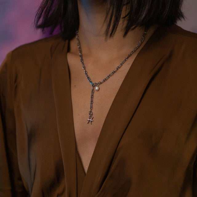 Fische Zodiac Charm aus nickelfreiem Silber, filigran an Kette mit Perle getragen, PURELEI-typisch elegant und schlicht