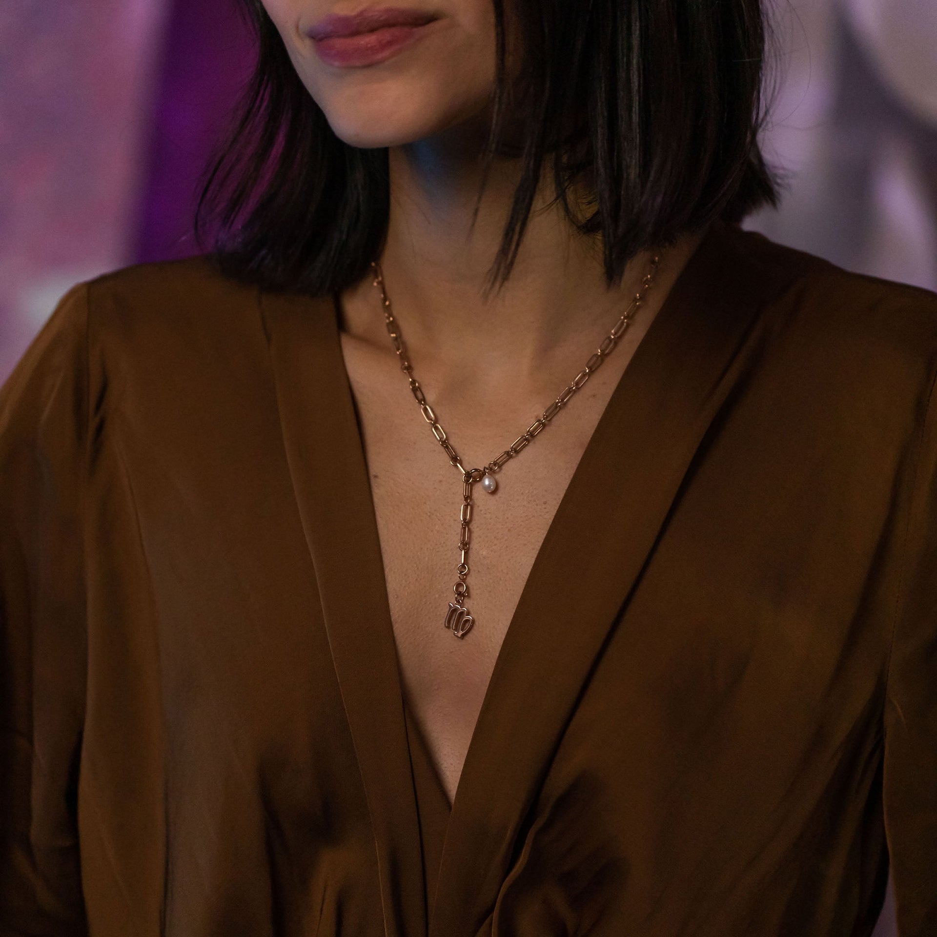 PURELEI Jungfrau Zodiac Charm in Roségold, nickelfrei, filigran, elegant am Dekolleté getragen, feminine Ästhetik.