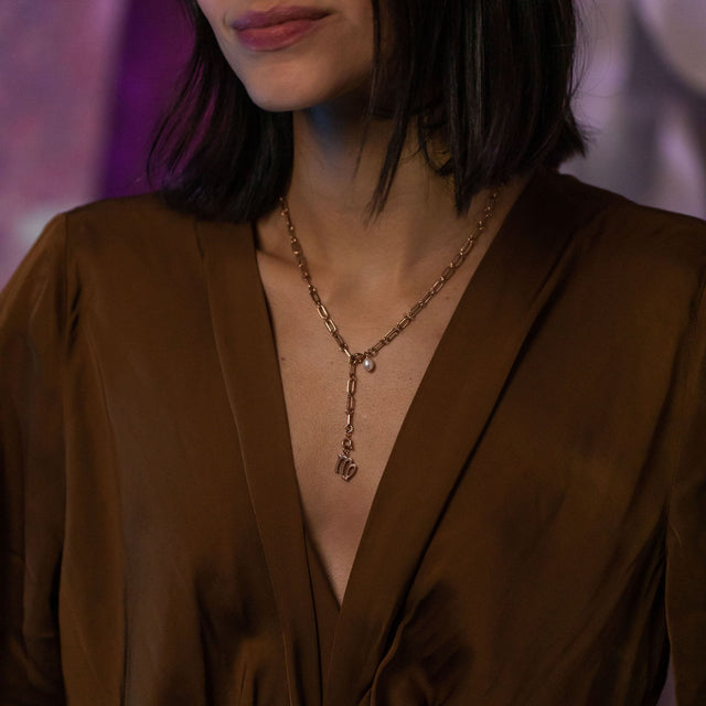 PURELEI Jungfrau Zodiac Charm in Roségold, nickelfrei, filigran, elegant am Dekolleté getragen, feminine Ästhetik.