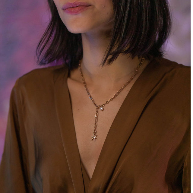 Fische Zodiac Charm in 18K Roségold, zart am Hals getragen, PURELEI Schmuck mit femininer Eleganz.