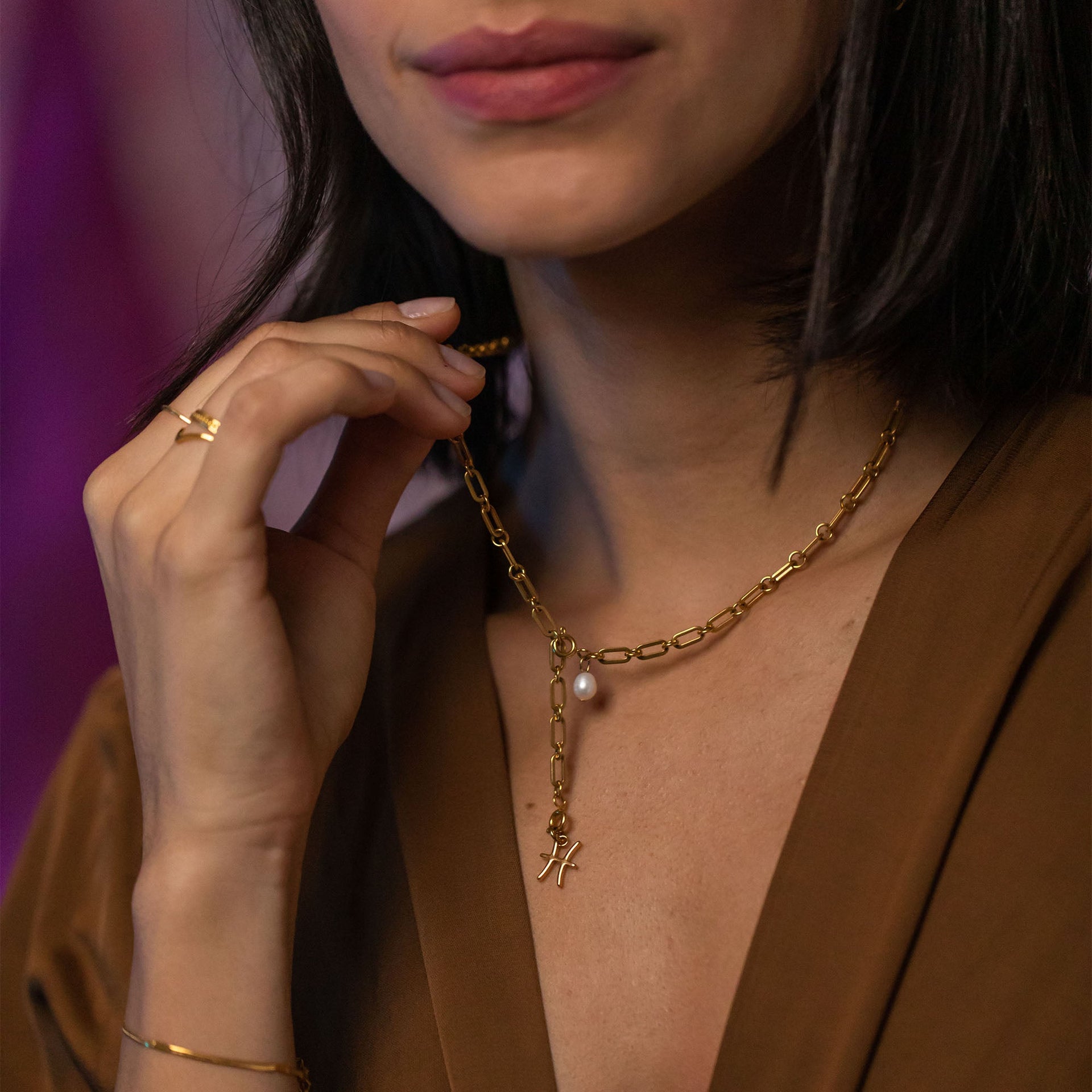 Fische Zodiac Charm von PURELEI in 18K Gold, filigran am Hals, strahlt feminine Eleganz und Insel-Spirit aus.