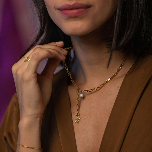 Fische Zodiac Charm von PURELEI in 18K Gold, filigran am Hals, strahlt feminine Eleganz und Insel-Spirit aus.