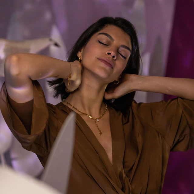 PURELEI Fische Zodiac Charm in 18K Gold vergoldetem Edelstahl, elegant getragen, feminine Aloha-Ästhetik.